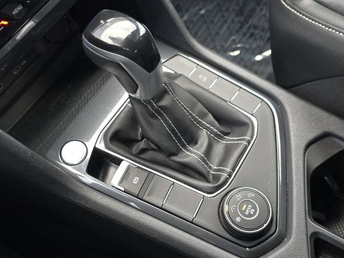 Used 2022 Volkswagen Tiguan SE image 23