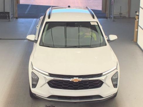 Used 2024 Chevrolet Trax LT w/ Driver Confidence Package FWD image 3
