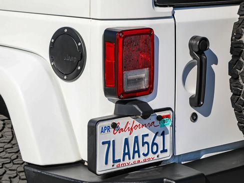 Used 2015 Jeep Wrangler Unlimited Sahara AWD/4WD image 9