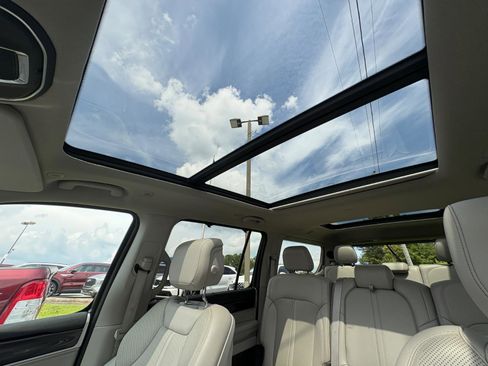 Used 2024 Jeep Wagoneer 4WD w/ Premium Group I image 38