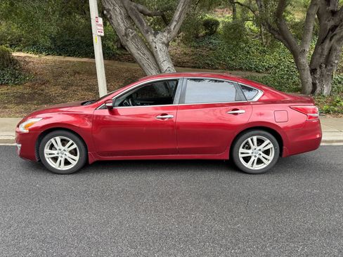 Used 2013 Nissan Altima 3.5 SV FWD image 2
