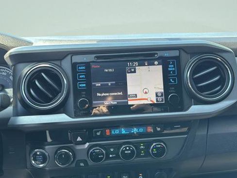 Used 2017 Toyota Tacoma TRD Off-Road w/ Premium & Technology Package AWD/4WD image 14
