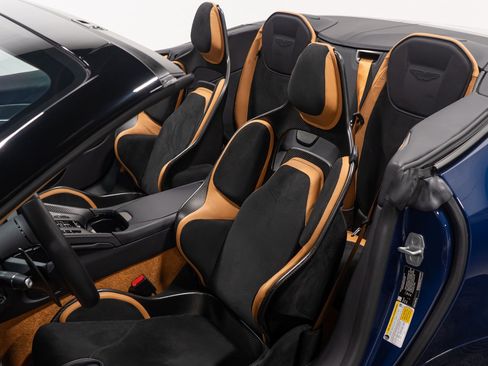 Used 2024 Aston Martin DB12 Convertible image 39