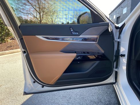 Used 2025 BMW 740i w/ Premium Package image 23