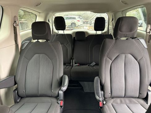 Used 2022 Chrysler Voyager LX image 37