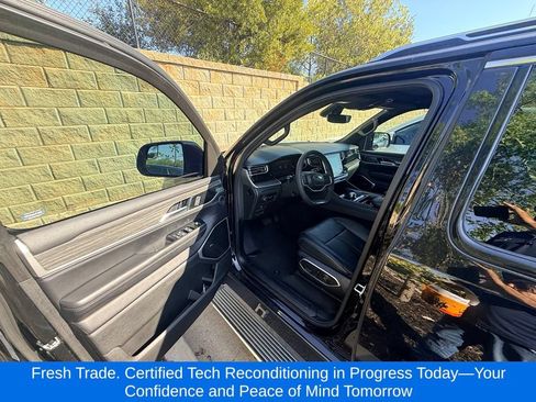 Used 2022 Jeep Wagoneer Series III w/ Premium Group I RWD image 3