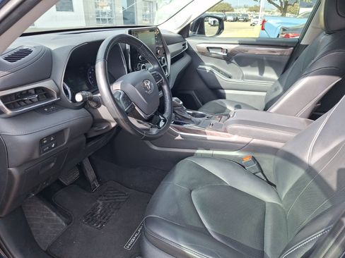 Used 2020 Toyota Highlander Limited image 18