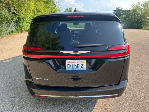 Used 2023 Chrysler Pacifica Touring-L FWD image 4