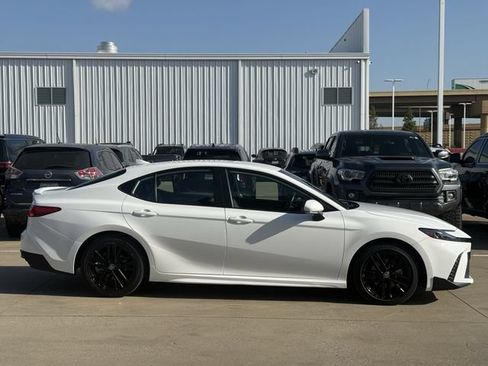 Used 2025 Toyota Camry SE FWD image 3
