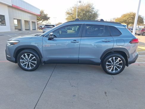 Used 2025 Toyota Corolla Cross XLE image 3