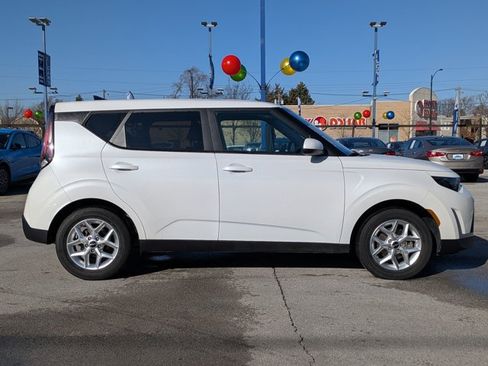 Used 2024 Kia Soul LX w/ Option Group 015 FWD image 3