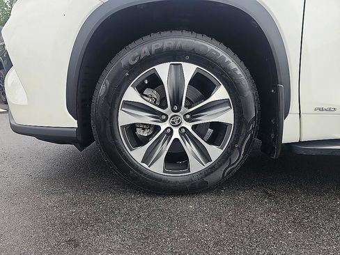 Used 2021 Toyota Highlander XLE AWD/4WD image 12