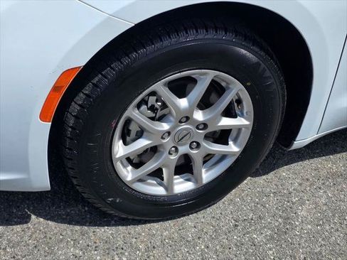 Certified 2024 Chrysler Pacifica Touring-L FWD image 11