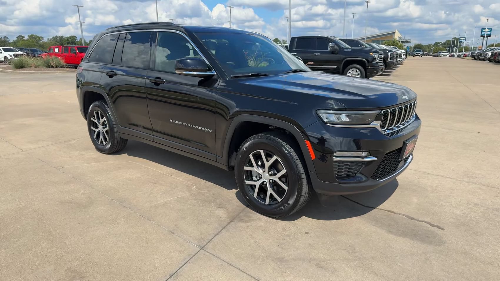 Used 2025 Jeep Grand Cherokee Limited RWD image 3