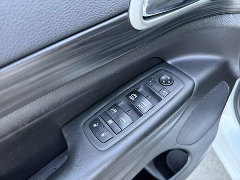 Used 2019 Jeep Grand Cherokee Altitude AWD/4WD image 23