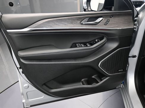 Used 2024 Jeep Grand Cherokee Overland w/ Luxury Tech Group IV image 12