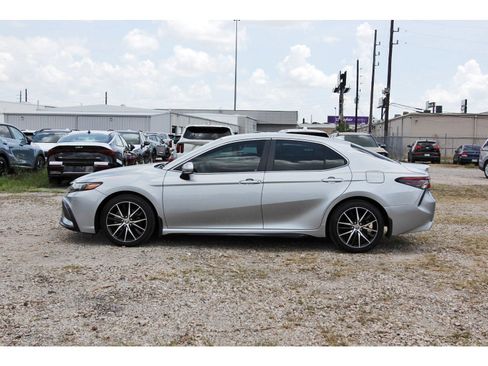 Used 2022 Toyota Camry SE w/ Convenience Package FWD image 6