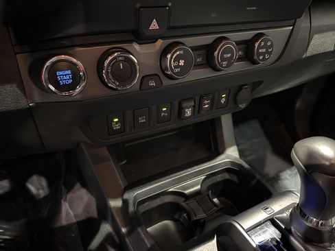 Used 2019 Toyota Tacoma TRD Sport image 18