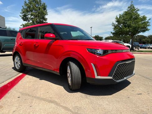 Used 2025 Kia Soul LX w/ LX Technology Package FWD image 4