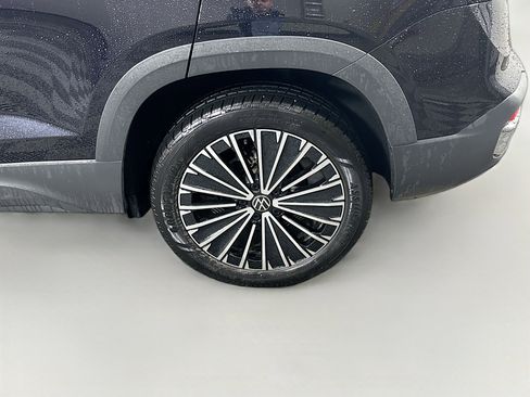 Used 2025 Volkswagen Taos SE image 11