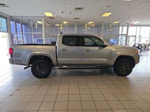 Used 2022 Toyota Tacoma SR5 w/ Technology Package RWD image 9