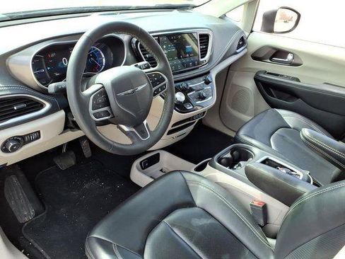 Used 2023 Chrysler Pacifica Touring-L image 15