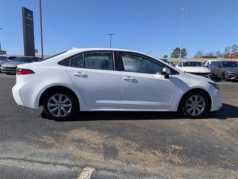 Used 2021 Toyota Corolla LE image 3