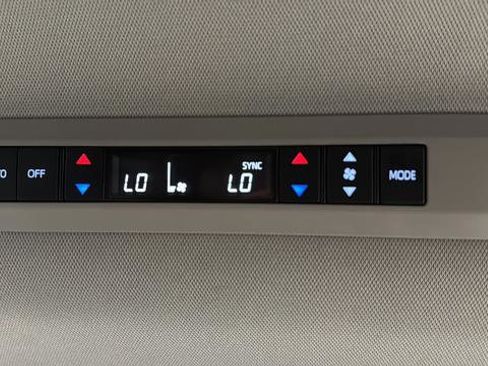 Used 2025 Toyota Sienna XLE FWD image 35