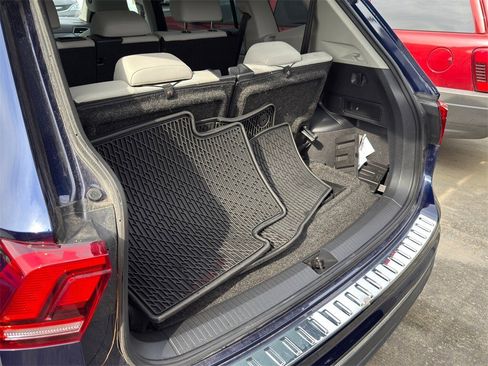 Used 2022 Volkswagen Tiguan SE w/ Panoramic Sunroof Package image 31