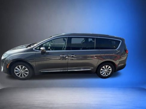 Used 2019 Chrysler Pacifica Touring-L FWD image 3