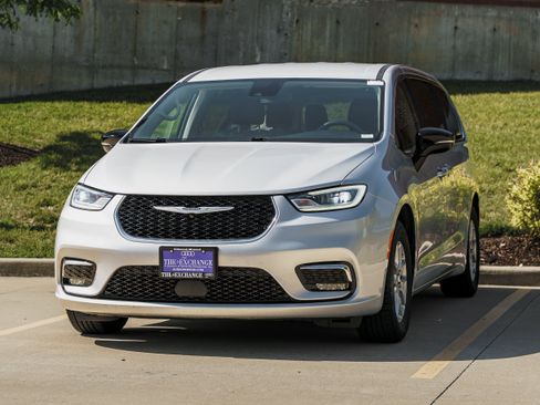 Used 2024 Chrysler Pacifica Touring-L FWD image 7