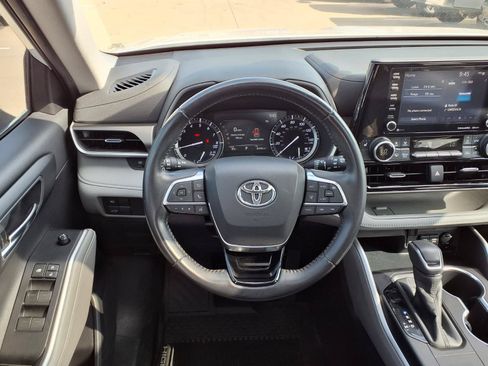 Used 2020 Toyota Highlander XLE FWD image 15