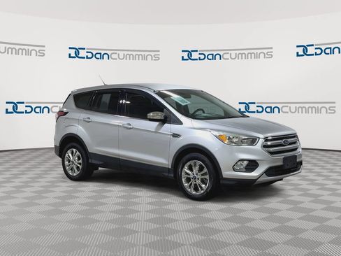 Used 2017 Ford Escape SE AWD/4WD image 2