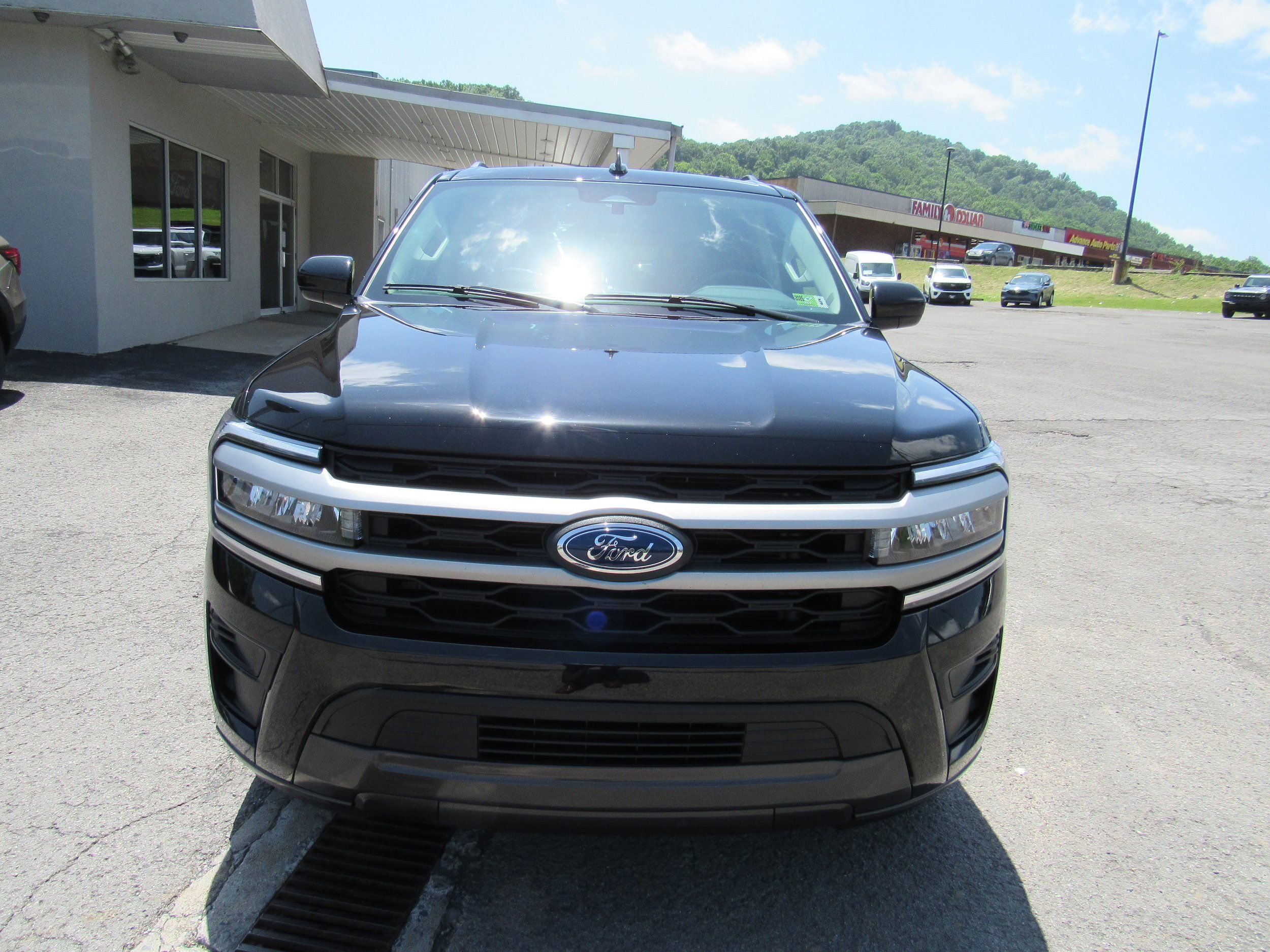 Used 2024 Ford Expedition XLT AWD/4WD image 3