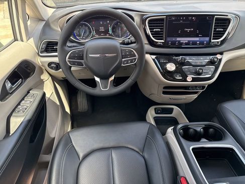 Used 2024 Chrysler Pacifica Touring-L FWD image 23