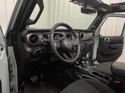 Used 2023 Jeep Wrangler Unlimited w/ Sun & Screen Package AWD/4WD image 38