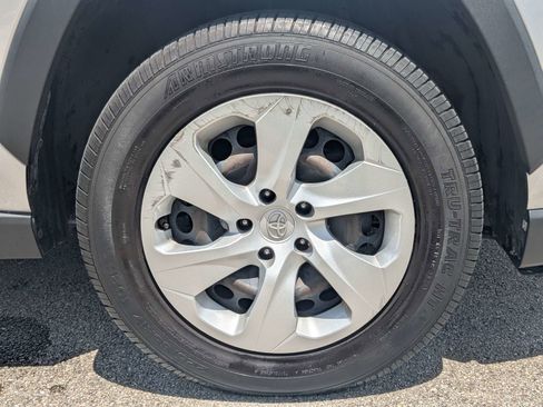 Used 2019 Toyota RAV4 LE FWD image 11