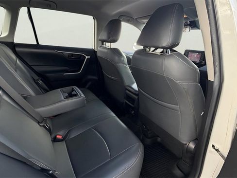 Used 2021 Toyota RAV4 LE image 10
