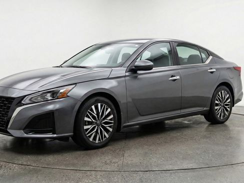Used 2025 Nissan Altima 2.5 SV image 3