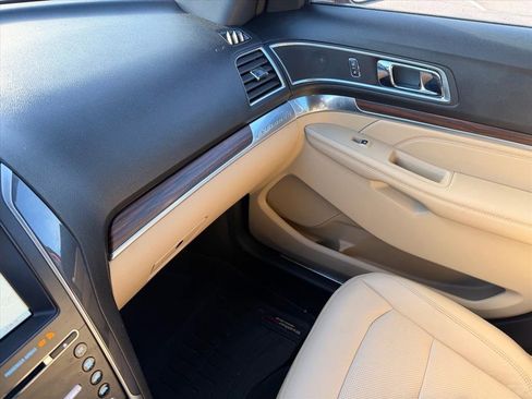 Used 2017 Ford Explorer Limited image 16