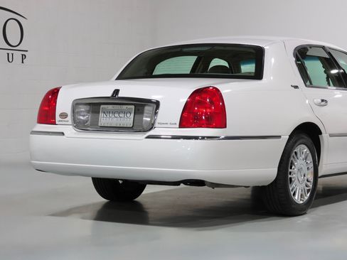 Used 2008 Lincoln Town Car Signature Limited RWD image 42