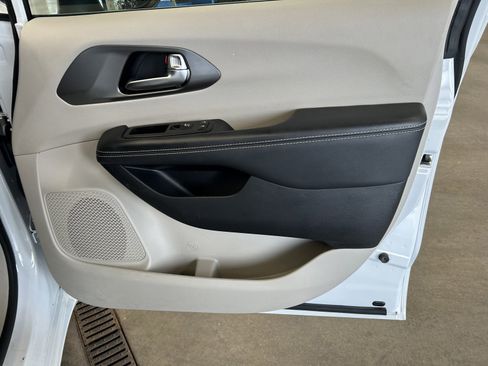 Used 2023 Chrysler Pacifica Touring-L image 19