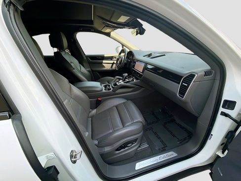 Used 2023 Porsche Cayenne Platinum Edition image 32