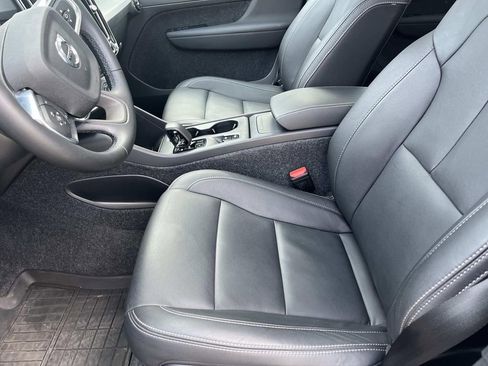 Used 2025 Volvo XC40 B5 Core w/ Protection Package Premier image 28