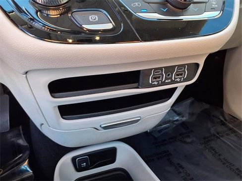 Used 2024 Chrysler Pacifica Touring-L image 18