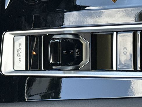 Used 2025 Volkswagen Atlas SE image 25