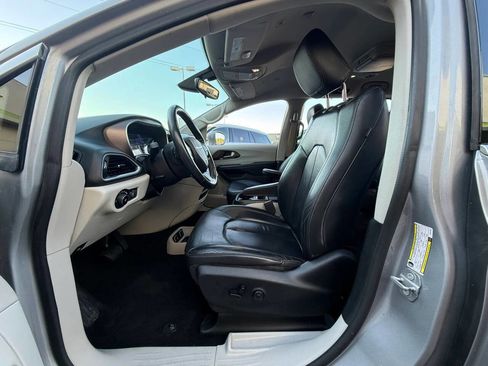 Used 2018 Chrysler Pacifica Touring-L FWD image 17