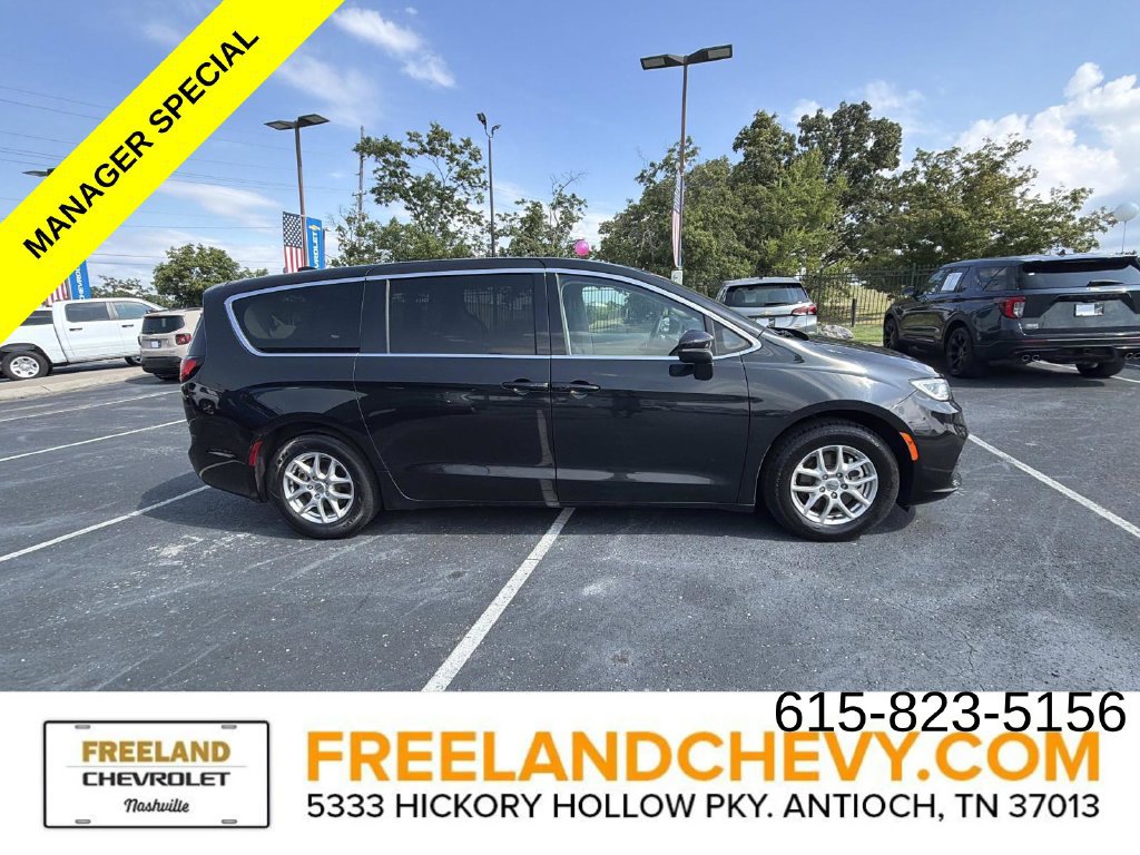 Used 2023 Chrysler Pacifica Touring-L FWD image 2