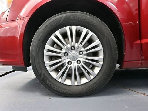Used 2016 Chrysler Town & Country Touring-L FWD image 17