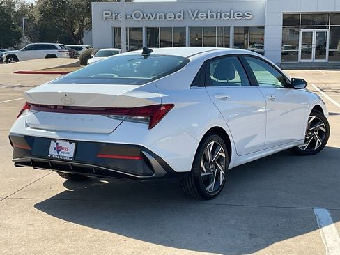 Used 2025 Hyundai Elantra SEL image 5